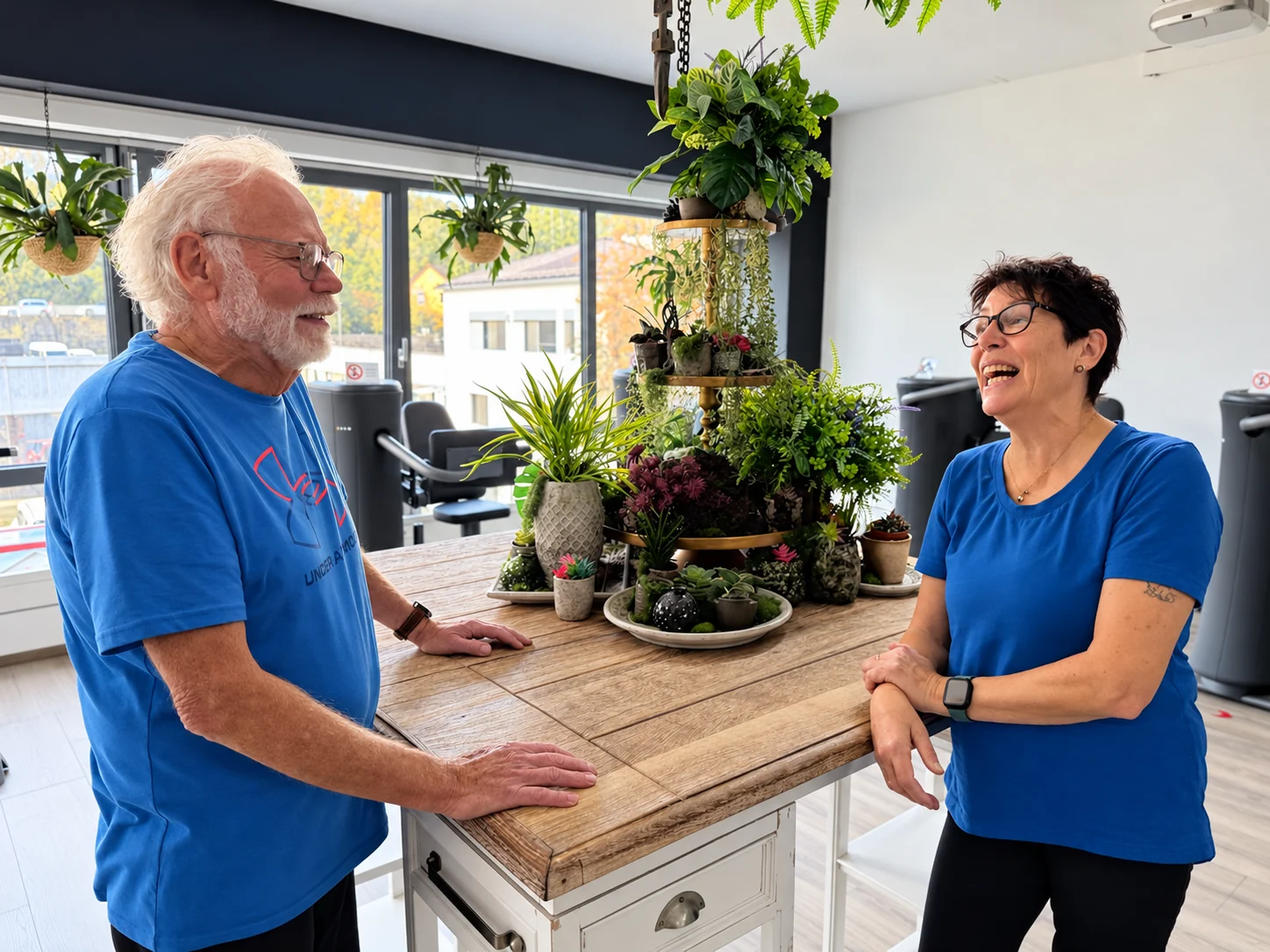 Zwei ältere Trainierende im Gespräch im Gesundheitsstudio Wolff in Dillenburg